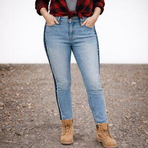 Universal Thread High Rise Skinny Crop Jeans 4 27 R Light Wash Fringe Trim Denim